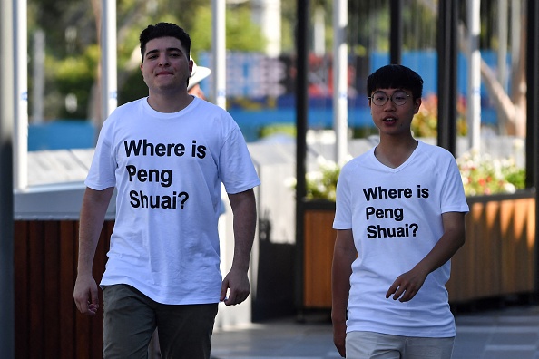 Le militant australien des droits de l'homme Drew Pavlou est photographié portant un T-shirt, "Où est Peng Shuai ?" tournoi de tennis de l'Open d'Australie à Melbourne le 25 janvier 2022. Photo de Paul CROCK/AFP via Getty Images.