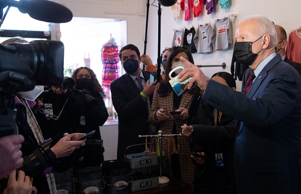 -Le président américain Joe Biden parle à la presse de la Russie et de l'Ukraine lors d'une visite d’une petite entreprise à Washington, DC, le 25 janvier 2022. Photo de SAUL LOEB/AFP via Getty Images.