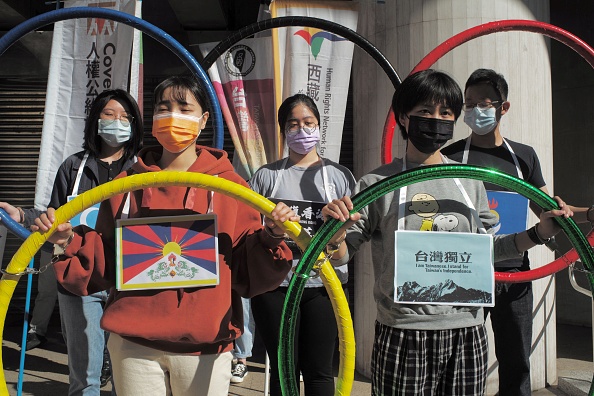 Des militants protestent contre les Jeux Olympiques de Pékin 2022, qui débuteront le 4 février, devant le Parlement à Taipei le 26 janvier 2022. Photo de Sam Yeh / AFP via Getty Images.