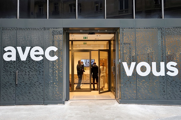 Une photo prise le 27 janvier 2022 montre les mots "Avec vous" sur la façade du siège de campagne électorale du parti au pouvoir La République en Marche. (LUDOVIC MARIN/AFP via Getty Images)