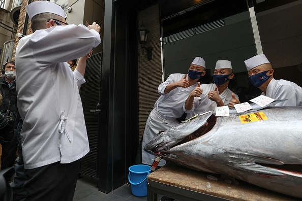 Le chef de Sushi Ginza Onodera, Akifumi Sakagami et les employés posent pour une photo avec le thon le plus cher au restaurant après la vente aux enchères annuelle de thon tenue au marché de Toyosu le 5 janvier 2021 à Tokyo, Japon. Photo de Takashi Aoyama/Getty Images.