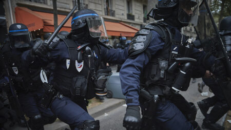 « Gilets jaunes » frappés dans un Burger King : un  huitième CRS mis en examen