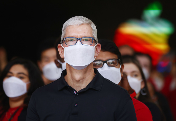 Le PDG d'Apple, Tim Cook, assiste à l'inauguration du nouveau magasin Apple à The Grove le 19 novembre 2021 à Los Angeles, en Californie. (Photo : Mario Tama/Getty Images)