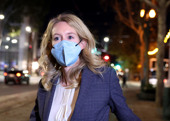 La fondatrice et ancienne PDG de Theranos, Elizabeth Holmes, quitte le bâtiment fédéral Robert F. Peckham le 17 décembre 2021 à San Jose, en Californie. (Photo : Justin Sullivan/Getty Images)