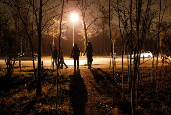 -Illustration- Des prostituées attendent des clients dans le bois de Boulogne, le 2 mars 2012 à Paris. Photo THOMAS SAMSON / AFP via Getty Images.