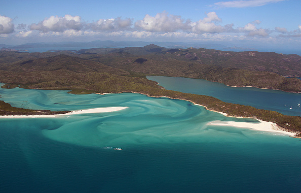 Une vue aérienne de la Grande Barrière de Corail au large des îles Whitsunday, le long de la côte centrale du Queensland, le 20 novembre 2014. Photo par Sarah Lai / AFP via Getty Images.