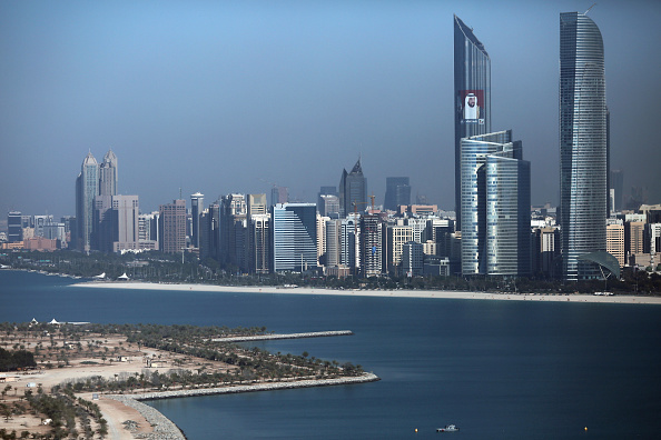 Un incendie s'est déclaré lundi 17 janvier à Abou Dhabi, avec l'explosion de trois camions-citernes, qui seraient probablement due à des drones. Photo Dan Kitwood/Getty Images.