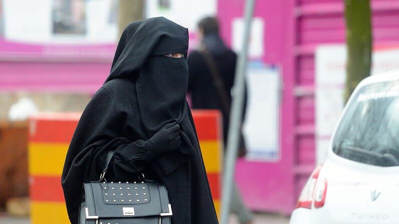 Une femme portant un niqab, le voile intégral, en marchant dans une rue de Roubaix (Crédit photo PHILIPPE HUGUEN/AFP via Getty Images)