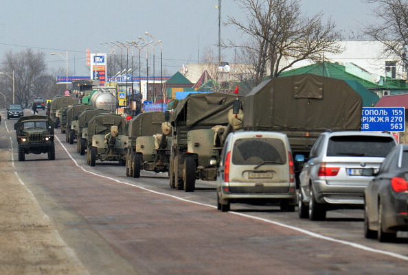 Des camions militaires banalisés appartenant aux forces russes se dirigent vers la zone frontalière entre la Crimée et la région ukrainienne de Kherson. (VASILY MAXIMOV/AFP via Getty Images)

