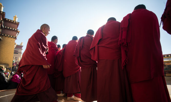 Des lamas regardent la danse cham pendant le festival Gedong au monastère Ganden Sumtsenling à Shangri-La, dans la province du Yunnan (sud-ouest de la Chine), le 5 janvier 2016. (Johannes Eisele/AFP via Getty Images)