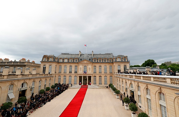 Des journalistes attendent à l'entrée du palais présidentiel de l'Élysée. (PATRICK KOVARIK/AFP via Getty Images)