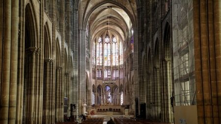 Seine-Saint-Denis : armé d’une barre de fer, un homme s’en prend aux statues de la basilique de Saint-Denis