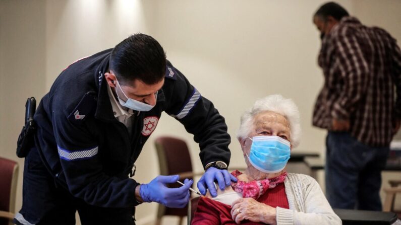 Une femme reçoit un deuxième rappel du vaccin Pfizer Covid-19 à Netanya, en Israël, le 5 janvier 2022. (Ammar Awad)