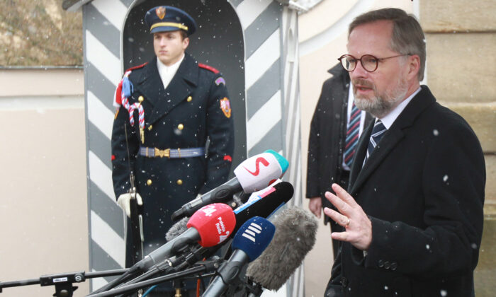 Le nouveau Premier ministre tchèque Petr Fiala fait une déclaration à la presse à Lany, à l'ouest de Prague, en République tchèque, le 28 novembre 2021. (Milan Kammermayer/AFP via Getty Images)