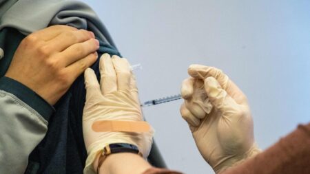 Les inflammations cardiaques post-vaccinales sont plus importantes chez les jeunes hommes, et probablement sous-estimées, selon une étude des CDC