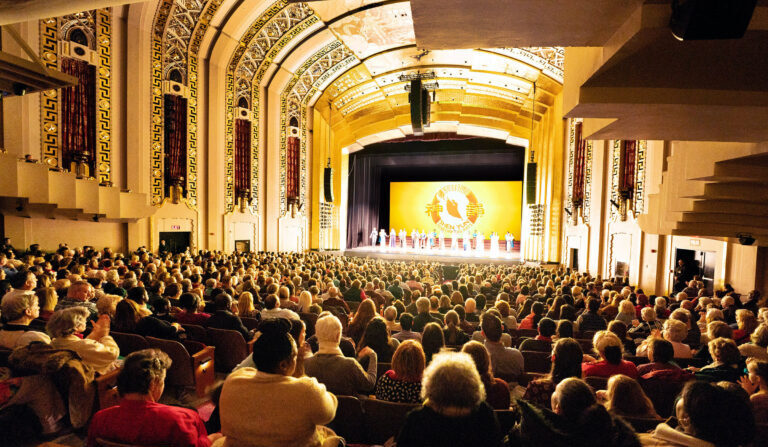 La levée du rideau de Shen Yun Performing Arts au Bushnell, The William H. Mortensen Hall, à Hartford, Connecticut, le 8 février 2020 (Edward Dye/The Epoch Times)