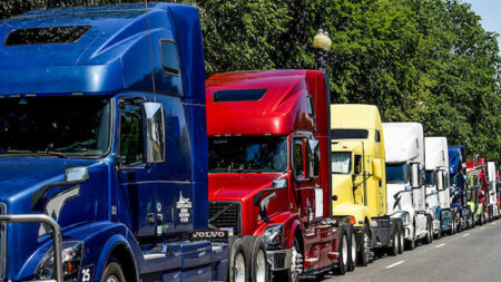 Obligation vaccinale au Canada : des dizaines de milliers de camionneurs se rendent à la frontière canado-américaine