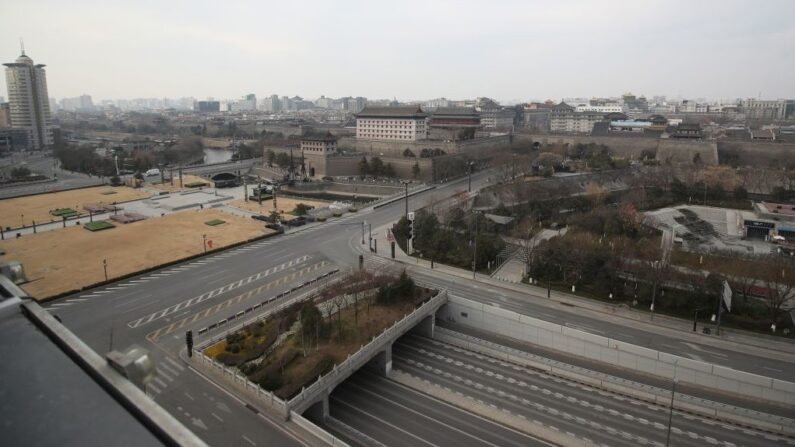 Cette photo prise le 28 décembre 2021 montre des routes presque vides à Xi'an, dans la province chinoise du Shaanxi (nord), la ville est totalement confinée. (Photo par STR/AFP via Getty Images)