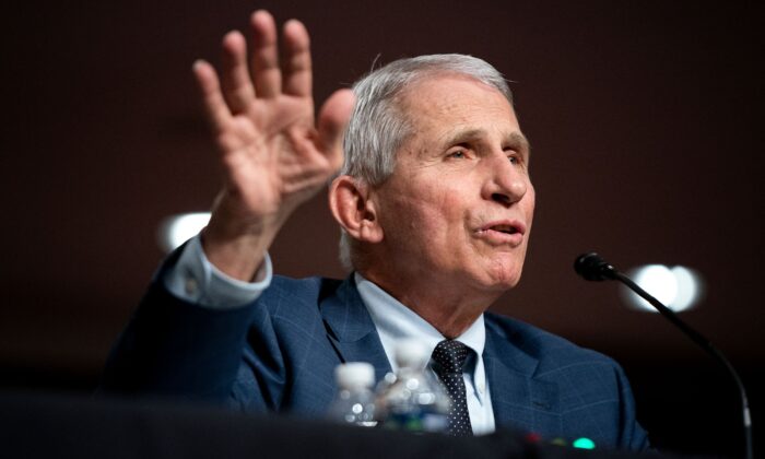 Le Dr Anthony Fauci, principal conseiller médical du président américain Joe Biden et directeur de l'Institut national des allergies et des maladies infectieuses, s'adresse à un jury du Congrès à Washington, le 11 janvier 2022. (Greg Nash/Pool/AFP via Getty Images)