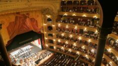 [Vidéo] Un spectateur se met à chanter au fond de la salle, prenant la place du ténor manquant pour accompagner la soprano Lisette Oropesa