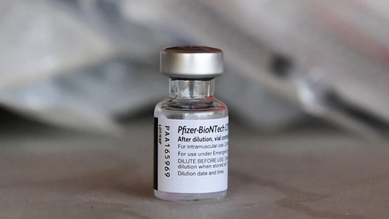 Un flacon du vaccin anti-Covid-19 de Pfizer. (Frederic J. Brown/AFP via Getty Images)