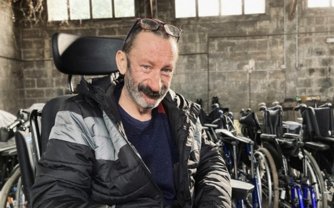 Gilles Mobré répare des fauteuils électriques à Ploërdut pour ensuite les distribuer gratuitement (crédit photo : Facebook/ handihelp 56)