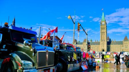 Les entreprises de remorquage d’Ottawa refusent de retirer les camions du Convoi de la liberté