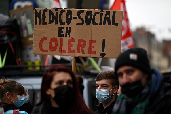 Des professionnels du secteur social, médico-social, du handicap et de la santé ont répondu à l’appel de plusieurs syndicats et ont manifesté dans plusieurs villes de France (ici à Rennes) le 1er février 2022 afin de demander de meilleures conditions de travail et une hausse des salaires. Crédit : DAMIEN MEYER/AFP via Getty Images.