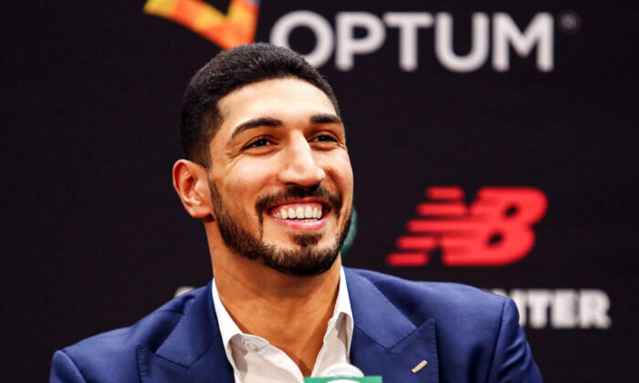 Enes Kanter Freedom réagit lors d'une conférence de presse alors qu'il est présenté comme membre des Boston Celtics au centre Auerbach du quartier général mondial de New Balance à Boston, le 17 juillet 2019. (Tim Bradbury/Getty Images) 