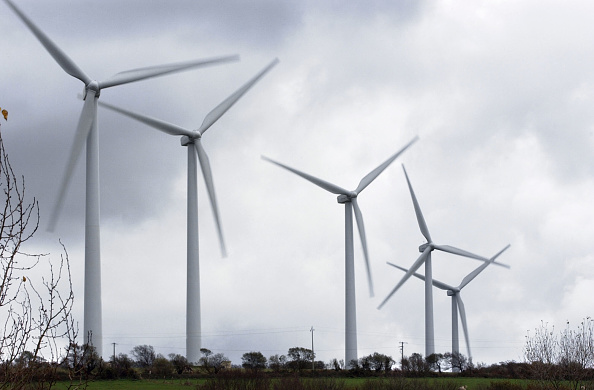 Le projet prévoir l'installation d'éoliennes de 225 mètres de haut, soit l'équivalent du plus haut gratte-ciel de France. Sue cette photo, les éoliennes du parc éolien de Sortosville-en-Beaumont mesurent 100 mètres de haut. (MYCHELE DANIAU/AFP via Getty Images)