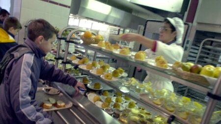 « Je me suis fait traiter de “halouf” à la cantine » : harcelé, le fils du journaliste Dimitri Pavlenko a dû changer d’école