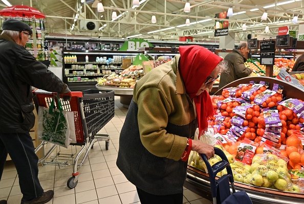 Faire ses courses devient difficile quand on avance en âge. (PHILIPPE DESMAZES/AFP via Getty Images)