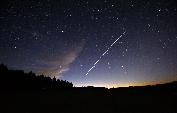 Une traînée d'un groupe de satellites Starlink de SpaceX passant au-dessus de l'Uruguay, le 7 février 2021. Photo de Mariana SUAREZ / AFP via Getty Images.