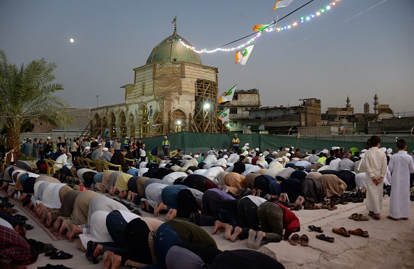 -Les Irakiens prient dans la cour de la mosquée al-Nouri ravagée par la guerre, dans la ville de Mossoul, le 17 octobre 2021, la mosquée est en cours de restauration -UNESCO. Photo ZAID AL-OBEIDI /AFP via Getty Images.