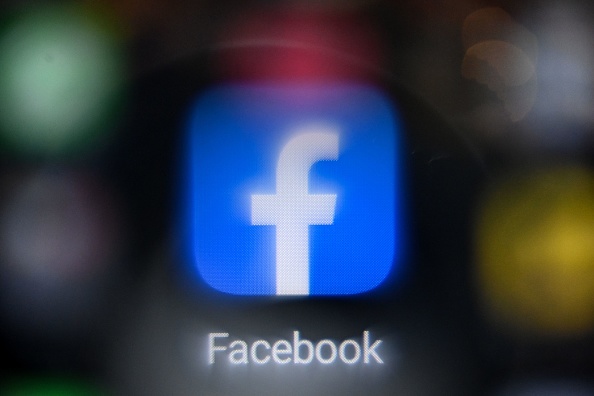 Le régulateur russe des communications avait annoncé "limiter l'accès" à Facebook,  vendredi 25 février 2022. (Photo : KIRILL KUDRYAVTSEV/AFP via Getty Images)