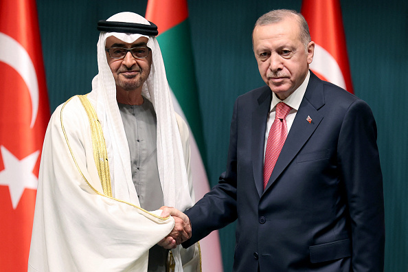 Le président turc Recep Tayyip Erdogan  serre la main du prince héritier d'Abu Dhabi, Sheikh Mohammed bin Zayed Al Nahyan, alors qu'ils assistent à une cérémonie de signature des accords entre les deux pays au complexe présidentiel d'Ankara, le 24 novembre 2021.  (Photo : ADEM ALTAN/AFP via Getty Images)