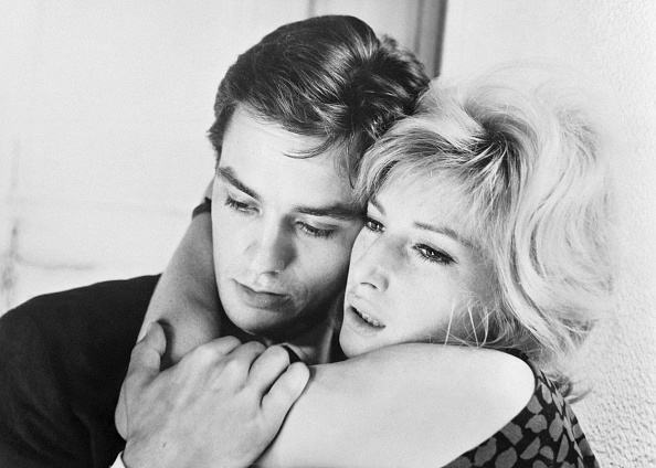 L'acteur Alain Delon  et l'actrice italienne Monica Vitti dans une scène du film "L'Eclipse".  (Photo : -/AFP via Getty Images)