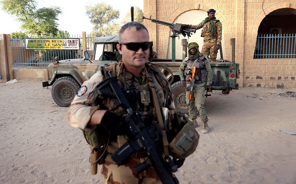 -Des soldats français de la force Barkhane patrouillent dans les rues de Tombouctou, au nord du Mali, le 5 décembre 2021. Photo de Thomas COEX / AFP via Getty Images.