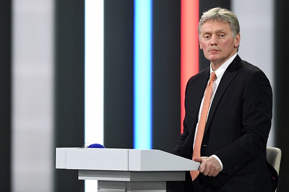 Le porte-parole du Kremlin, Dmitri Peskov, a dénoncé "l'hystérie" occidentale qui prêtait à Moscou des intentions belliqueuses. Photo de NATALIA KOLESNIKOVA/AFP via Getty Images.