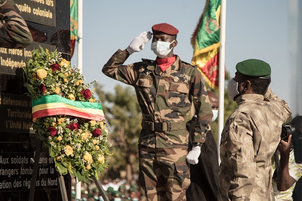 -Le président malien de transition, le colonel Assimi Goïta lors de la cérémonie célébrant la fête nationale de l'armée, à Kati, le 20 janvier 2022. Photo de FLORENT VERGNES/AFP via Getty Images.