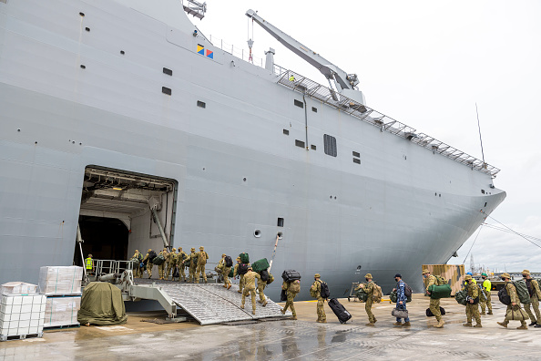 -Une mission d'aide des forces de défense australiennes arrive aux Tonga après l’éruption volcanique et le tsunami, au port de Brisbane le 20 janvier 2022. Photo par CPL Robert Whitmore/Force de défense australienne via Getty Images.