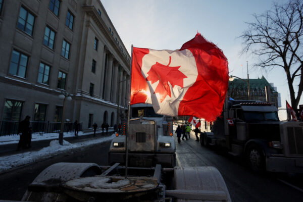 Un drapeau canadien flotte à l’envers à l’arrière d’un camion près du Parlement du Canada le 28 janvier 2022 à Ottawa, Canada. (Photo par DAVE CHAN/AFP via Getty Images)