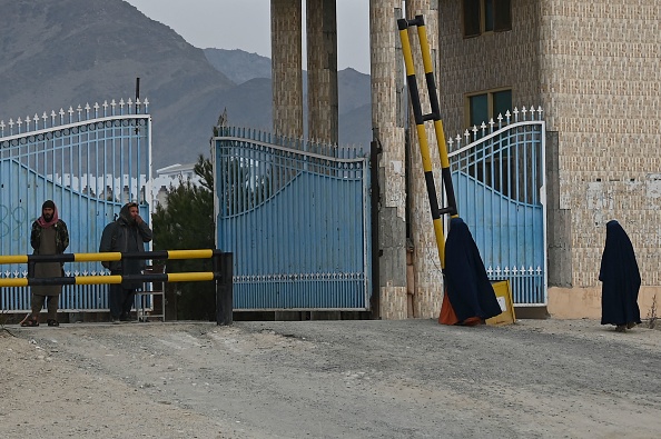 -Des femmes portant une burqa marchent vers la porte principale de l'université de Laghman, le 2 février 2022. Photo de MOHD RASFAN/AFP via Getty Images.