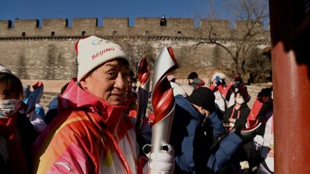 JO-2022: la flamme olympique à la Grande Muraille, avec Jackie Chan