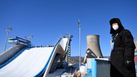 Un journaliste néerlandais évacué par la sécurité chinoise en direct alors qu’il couvre les Jeux olympiques