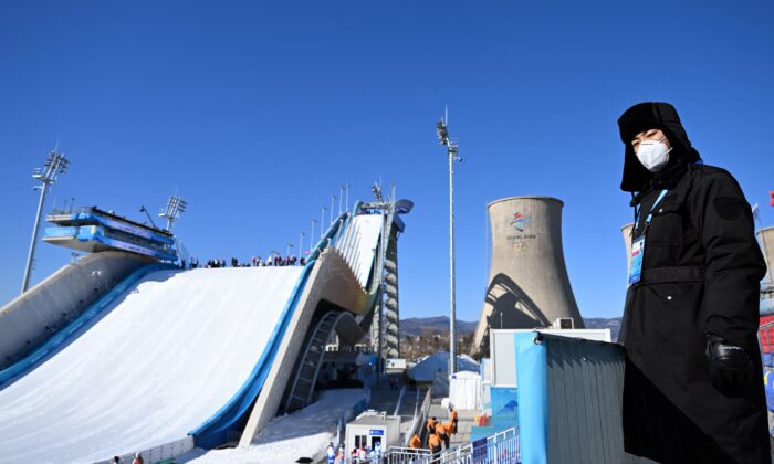 Un membre de la sécurité chinoise se tient sur le site de Big Air Shougang à Pékin, le 3 février 2022, avant les Jeux olympiques d'hiver de Pékin 2022. (Manan Vatsyayana/AFP via Getty Images)