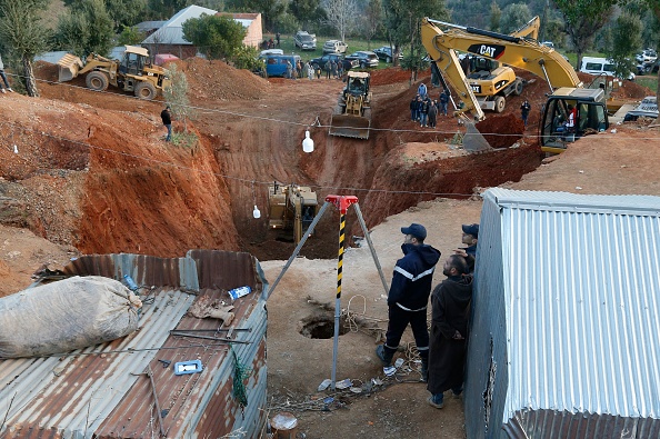 -Les autorités marocaines et les pompiers s'activent pour sortir l'enfant de cinq ans Rayan d'un puits dans lequel il est tombé 36 heures plus tôt, le 3 février 2022, au Maroc. Photo de STR/AFP via Getty Images.