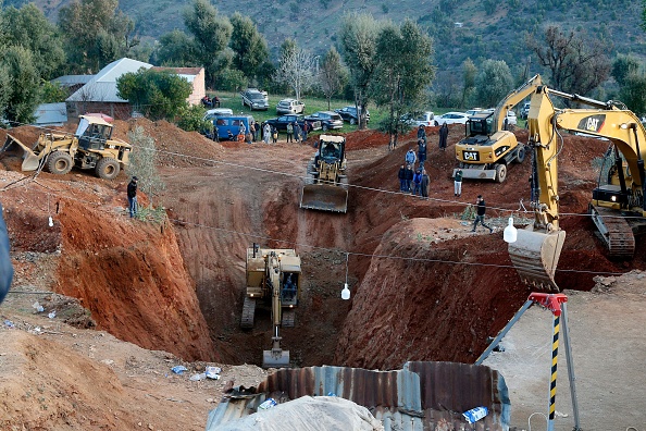 Les autorités marocaines et les pompiers s'efforcent de sortir Rayan, un enfant de cinq ans, d'un puits dans lequel il est tombé dans la région de Chefchaouen, près de la ville de Bab Berred au Maroc. (Photo : STR/AFP via Getty Images)