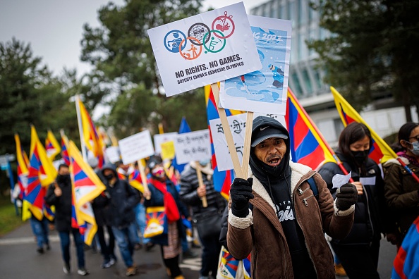 Manifestation des Tibétains depuis le siège du Comité international olympique (CIO) jusqu'au Musée olympique, avant l'ouverture des Jeux olympiques d'hiver de Pékin 2022, à Lausanne, le 3 février 2022. (Photo : VALENTIN FLAURAUD/AFP via Getty Images)