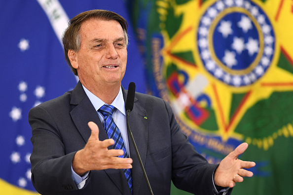 Le président brésilien Jair Bolsonaro prend la parole lors d'une cérémonie au cours de laquelle les salaires des enseignants de l'enseignement élémentaire ont été augmentés, au palais du Planalto à Brasilia, le 4 février 2022. (Photo : EVARISTO SA/AFP via Getty Images)